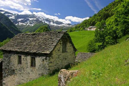 岁在瑞士的阿尔卑斯山的石房子