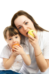 母亲和女儿吃苹果