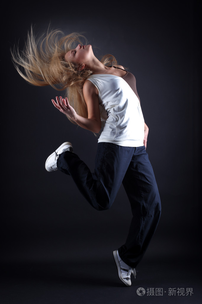 女人现代舞蹈家