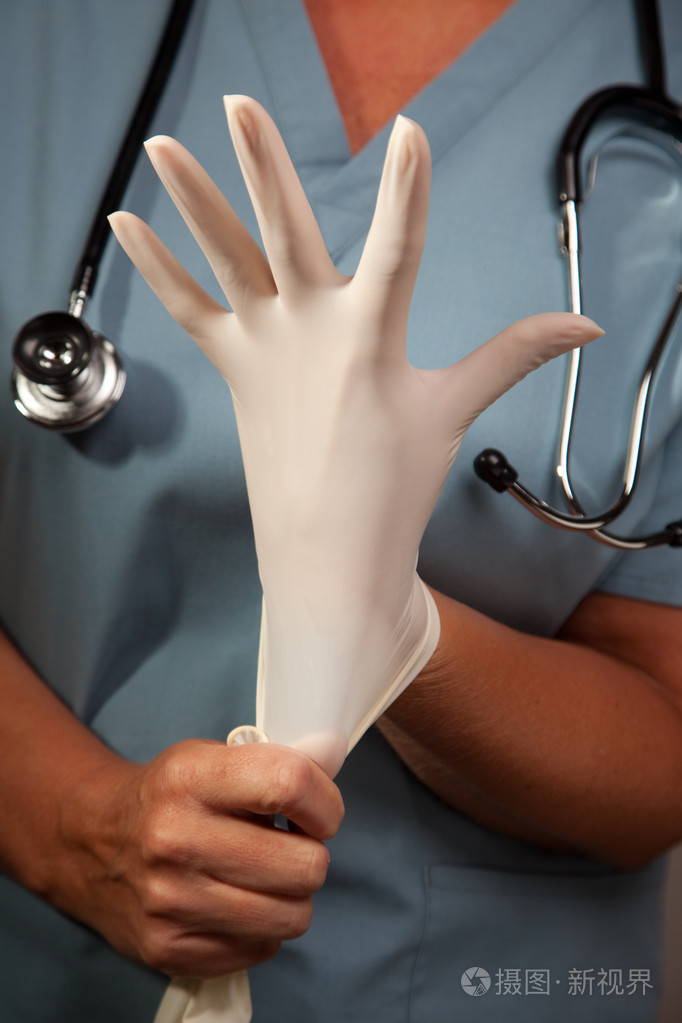 医生戴上外科手术手套