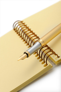 黄色在笔记本上的钢笔