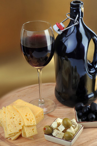 葡萄酒瓶和奶酪
