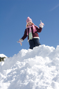 在雪地上玩耍的小女孩