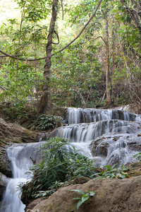 在泰国的丛林中的瀑布
