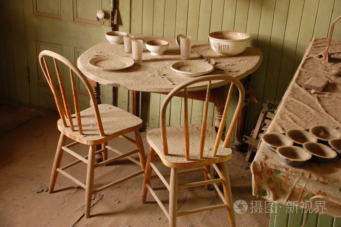 布满灰尘的旧的桌子和椅子
