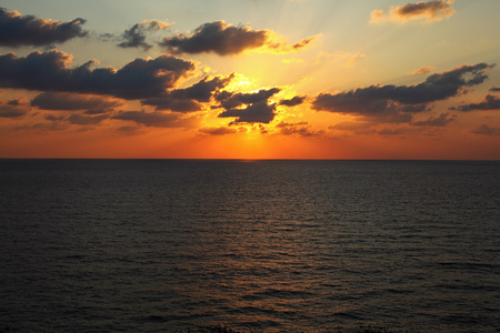 海面之上夏季日落