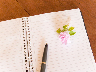 笔记本 笔和花