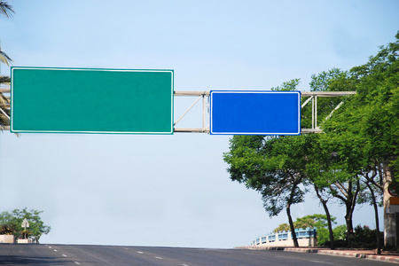 蓝绿色道路标志