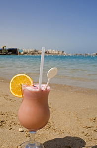 在海滩上的新鲜水果饮料