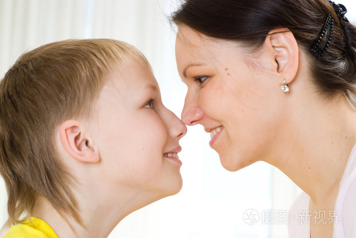 他的儿子与母亲