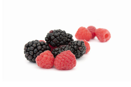 黑莓和 rasprberries