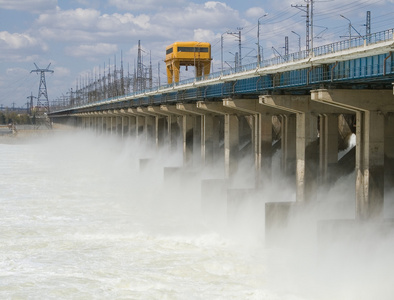 水在水力发电站在河上的重置