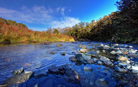 山和河风光