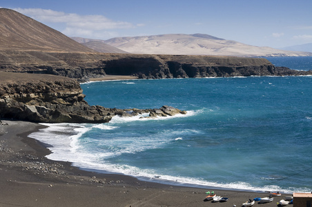 在 fuertaventura 中的黑海滩