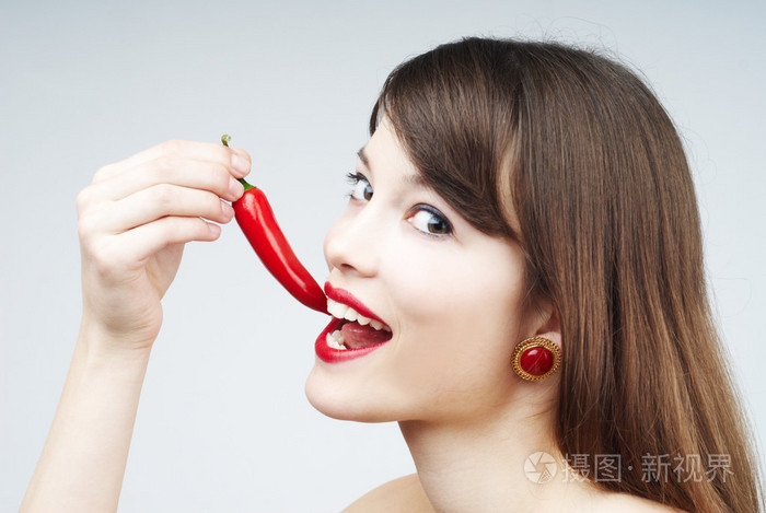 性感的女人咬一个辣椒
