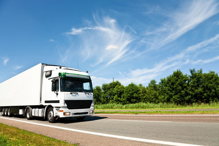 在乡村公路上行驶的卡车