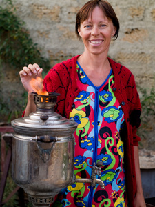 一个女人和热式茶馆图片