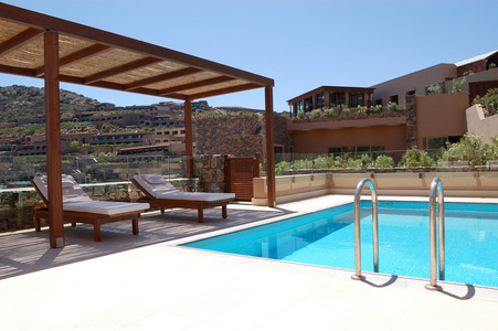游泳池在豪华别墅，克里特岛，希腊