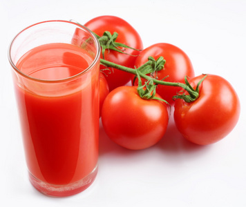 杯番茄汁和熟的西红柿