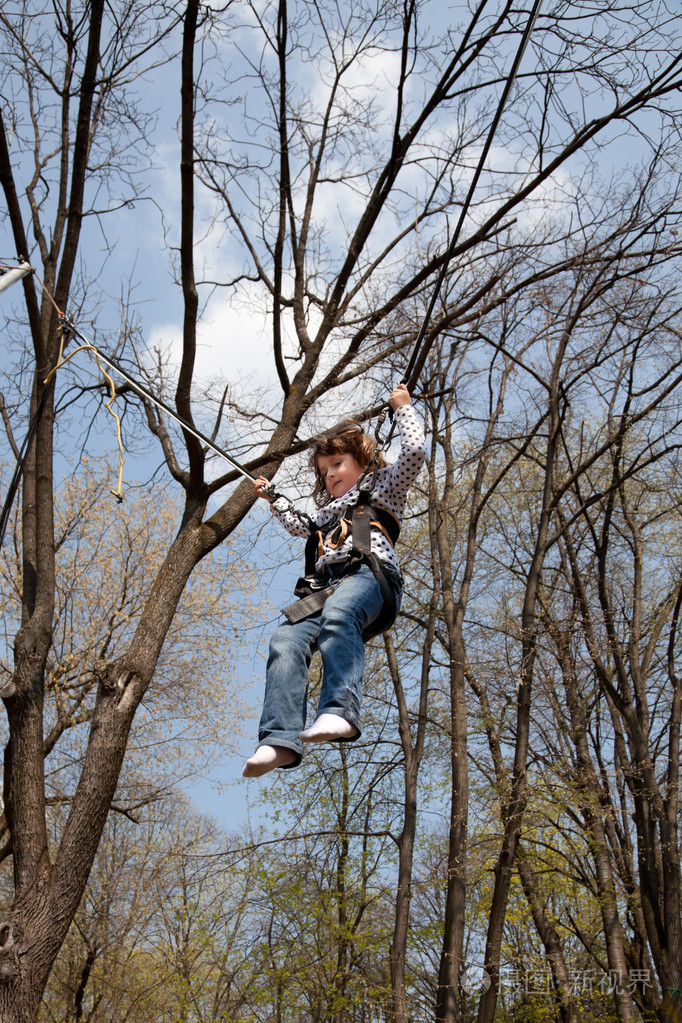 蹦极的小女孩jpg