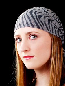 年轻的白人女子肖像与头巾