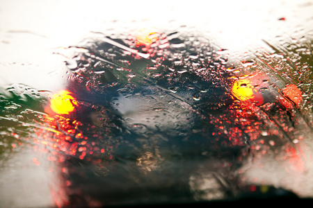 汽车挡风玻璃雨期间的交通堵塞图片