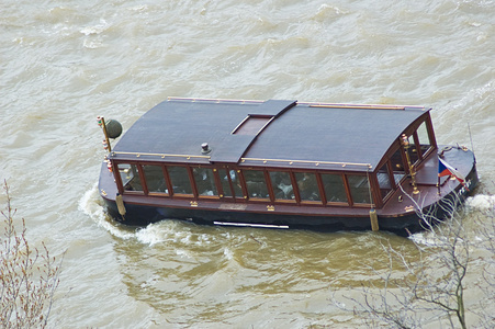 河伏尔塔瓦河在布拉格的旅游船