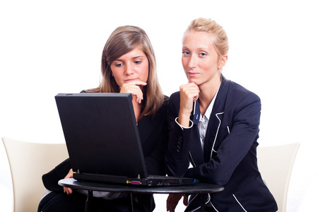两个年轻的女商人用的笔记本电脑