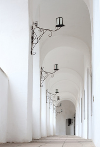古代灯笼白色走廊墙上