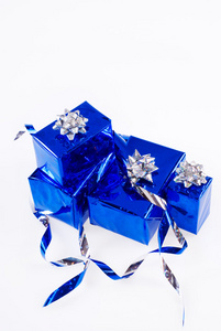 许多蓝色闪亮盒礼品丝带和磁带