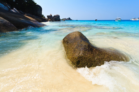 石头在海岸在斯米兰岛泰国