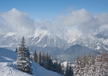 雪下的山。滑雪度假村萨尔斯堡。奥地利