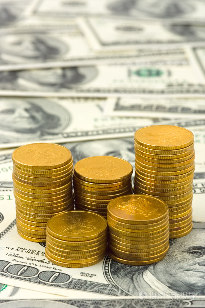 成堆的硬币上的钱