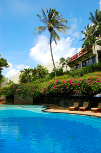 游泳池在豪华的别墅，普吉岛，泰国