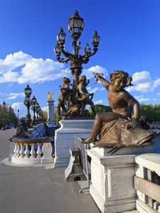 亚历山大三世桥与雕塑和灯笼在巴黎，法国
