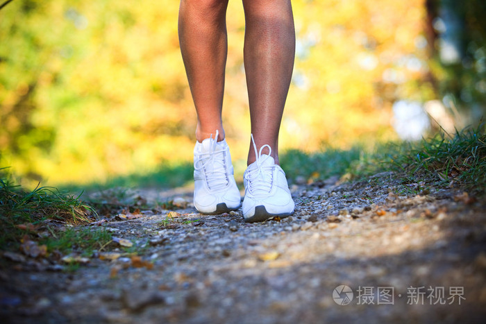 跨国家和小径行走的女人