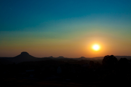 夕阳与树