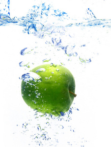 lut kachna hraka蓝色的水在苹果后形成泡沫的背景下被丢弃
