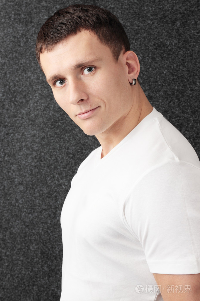 年轻男子