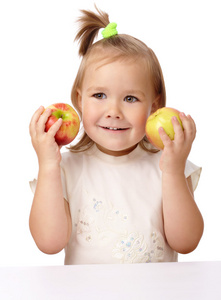 可爱的孩子与两个红苹果