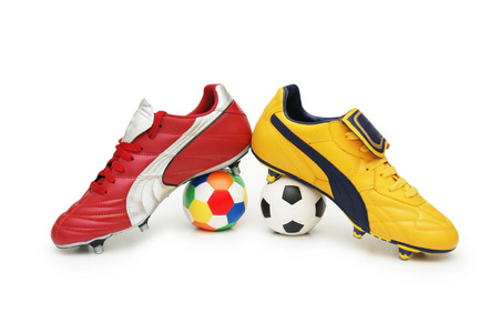 足球鞋和颜色足球上白色隔离