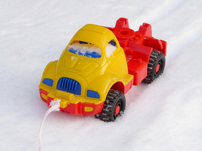 孩子们的塑料机器在雪上