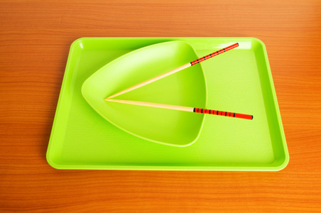 亚洲食品概念与盘子和筷子