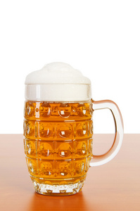 啤酒玻璃隔离在白色背景上