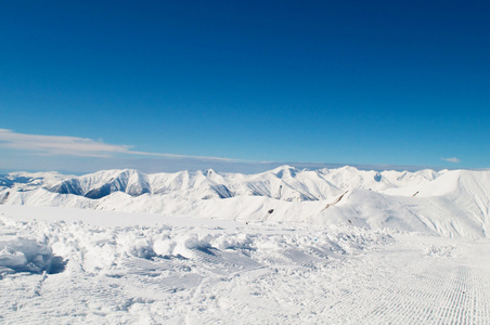 高山在冬天雪下