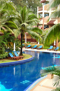 游泳池在豪华的酒店，普吉岛，泰国