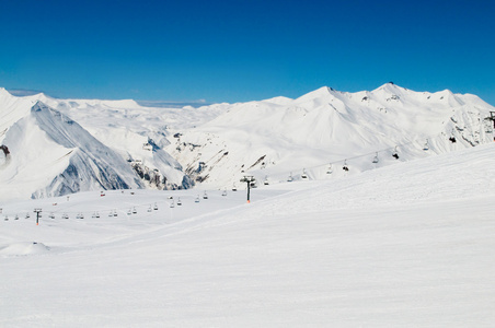 高山在冬天雪下