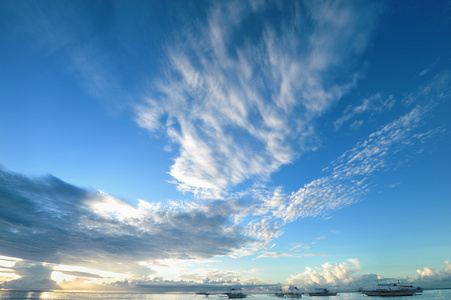 海面之上的天空