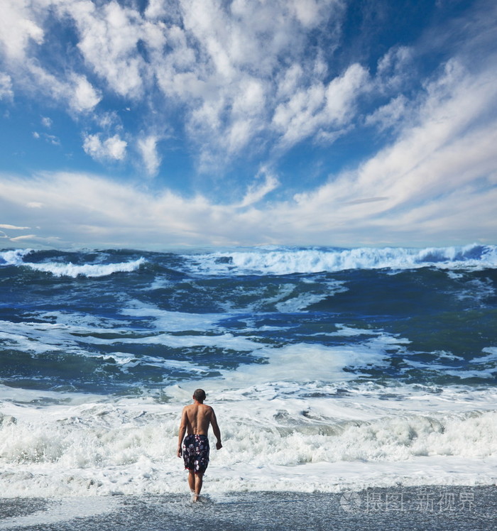 在海洋上的男人