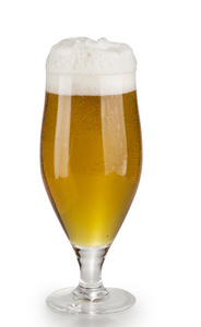 酒精淡啤酒玻璃与孤立在白色的泡沫